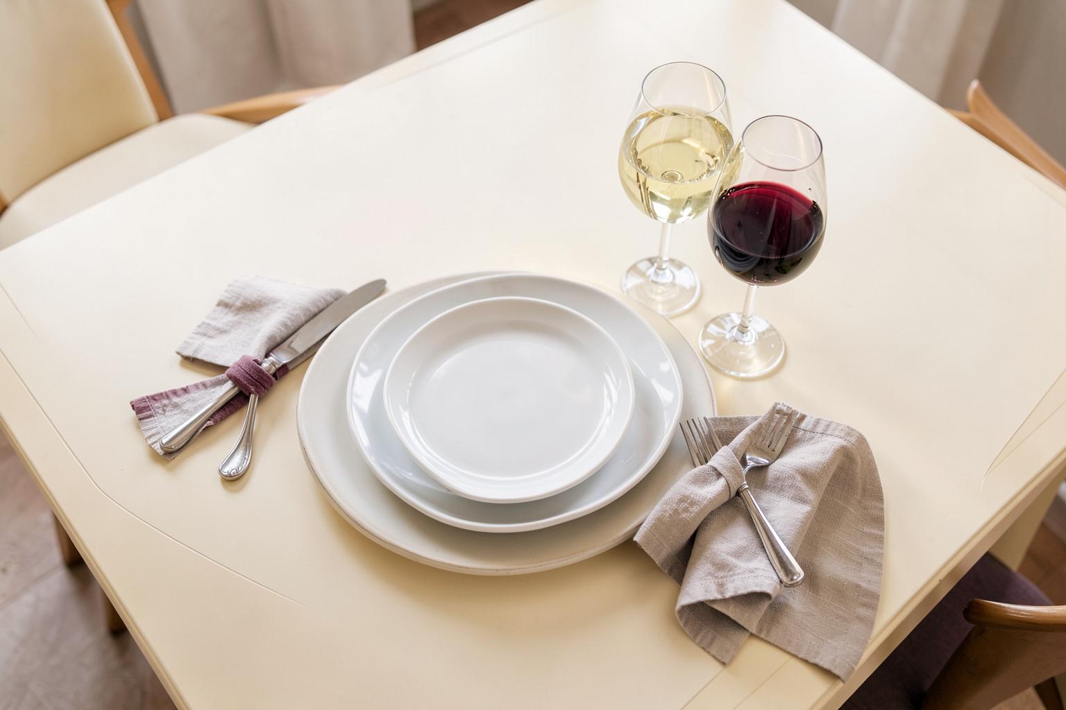 Gedekte tafel met een glas rode en een glas witte wijn